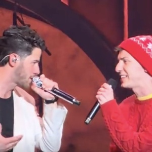Video: Andrew Barth Feldman Joins Nick Jonas for 'Home Alone' Performance During Long Photo