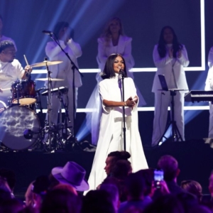 CeCe Winans Wins Artist of the Year at Dove Awards Photo