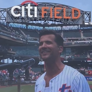 Video: MAYBE HAPPY ENDING's Dez Duron Performs National Anthem at the Mets Game Photo