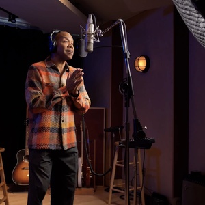 Exclusive: Darius de Haas Sings 'Silent Night' on New Album, Let Me Carry You This Ch Interview