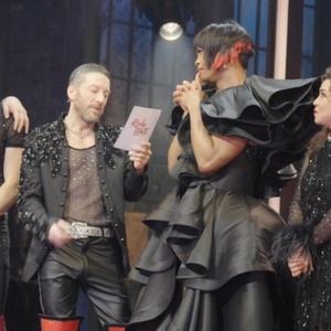 Video: Matt Cardle Honours KINKY BOOTS Co-Star Johannes Radebe During Curtain Call Photo