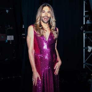 Jonathan Van Ness Sets 2026 UK Tour with Comedy Show 'Hot & Healed' Photo