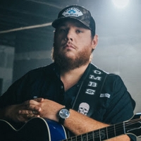 VIDEO: Luke Combs Debuts New Song During CMA AWARDS Photo