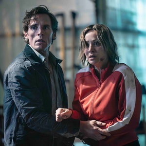 Photos: Kaley Cuoco and Sam Claflin in First-Look at MGM+ Series VANISHED Photo