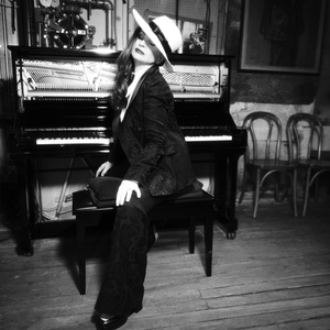 Interview: Judith Owen Discusses New Album Suit Yourself Photo