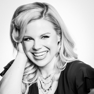 Megan Hilty Sells Out Performance in Aventura Photo