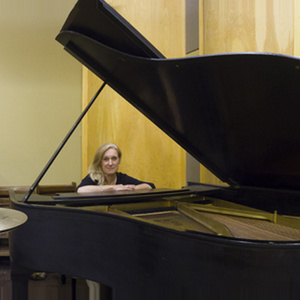 Bees Deluxe to Perform at Jameys House of Music in January.  Photo