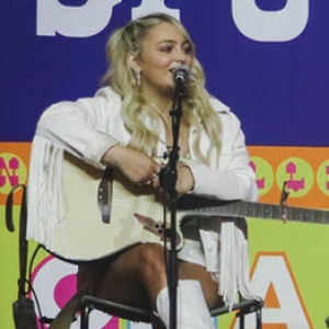 HunterGirl Closes Out CMA Music Fest With Massive Crowd Photo