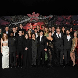 Photos: Sadie Sink, Gaten Matarazzo, & More at STRANGER THINGS 5 World Premiere Photo