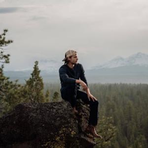 Max McNown Releases New Single COMETS Ahead of LEAVE ON A LIGHT Album Photo