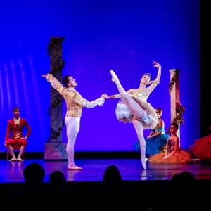 Interview: Lauren Stenroos of MESSIAH at KeyBank State Theatre At Playhouse Square Photo