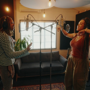 Video: Nia Stephen and Danielle Steers Perform Mashup of 'I Don’t Need Your Love' From SIX and 'Happy' From HOT MESS
