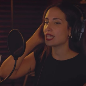 Elena González lanza su versión de «Rainbow High», el icónico número del musica Photo