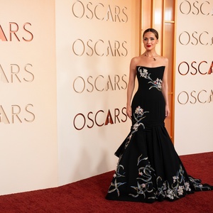 Photos: Josh Groban, Rose Byrne, & More on the 2026 Oscars Red Carpet Photo