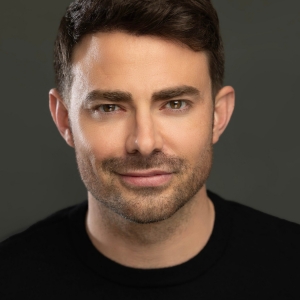 Exclusive: Oh My Pod U Guys- Sir Robin Looks Sexy With His Hair Pushed Back with Jonathan Bennett