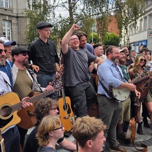 Video: Glen Hansard Fans Sing 'Falling Slowly' at His Memorial; Broadway Pays Tribute Photo