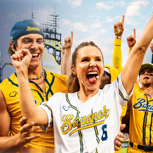 Video: Kristen Bell Joins Derek Klena and the Savannah Bananas to Sing DIRTY DANCING  Photo