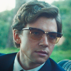 THE SHARDS Clip Shows Bret Pitching His Script to Girlfriend's Hollywood Dad Photo