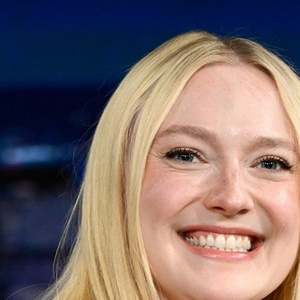 Dakota Fanning Texted Elle Fanning About Emmy Nods Meeting Queen Photo