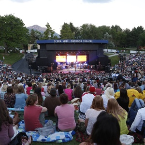 Review: Lauren Alaina Kicked Off the SCERA Shell Season Photo