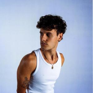 Fabián Releases New Single QUÉ LÁSTIMA About Wondering What Could Have Been Photo