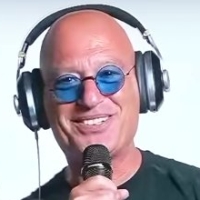 Howie Mandel Does World's First Podcast via Hologram Beam