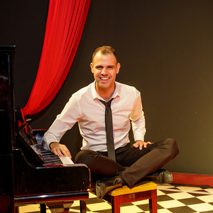 Joan Vázquez celebra el 10º aniversario de SOMETHING’S COMING en una función especial en el Golem’s