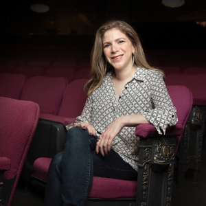 How Did Actors Behave at the Stage Doors of Last Year's Musicals?