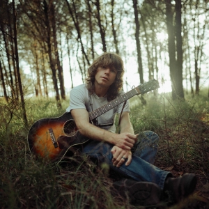 Jesse Welles Shares 'Under The Powerlines 2026' Tour Dates Photo