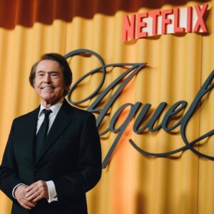 Raphael, arropado por su familia y la profesión en la premiere de AQUEL en Madrid Photo