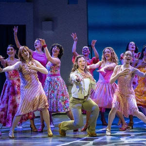 Video: Man Yells at MAMMA MIA! Audience Members For Being 'Loud and Obnoxious' at Rec Photo