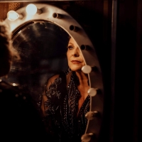 BWW REVIEW: JACQUI DARK IS ALIVE AND WELL AND LIVING IN NEWTOWN Captures The…