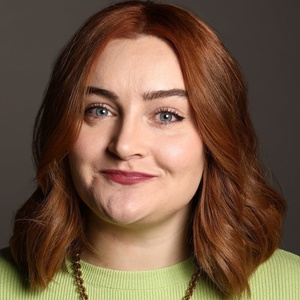 EDINBURGH 2026: Review: KAT HIGGINS IN MEMORY OF ME, Hoots @ Nicolson Square