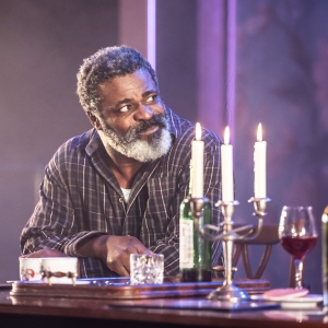 Review: BETWEEN RIVERSIDE AND CRAZY, Hampstead Theatre Photo