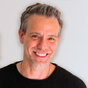 Interview: Adam Pascal Brings His Solo Show Back to Blue Strawberry Showroom and Lounge Photo