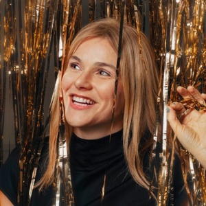 Sketch Star Davina Bentley Will Bring DANCING WHILE OLD to Edinburgh Fringe Photo