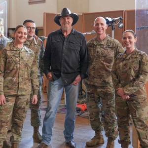 Trace Adkins to Host SALUTE TO SERVICE Veterans Day Special on PBS Photo