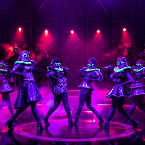 Review: SIX, Vaudeville Theatre