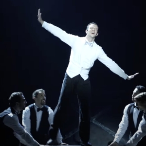 Video: Watch Footage from CANTANDO NA CHUVA (SINGIN' IN THE RAIN) in Brazil