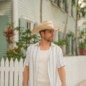 Feature: Dustin Lynch to Bring County Vibes to Sunset Station on May 23 Photo