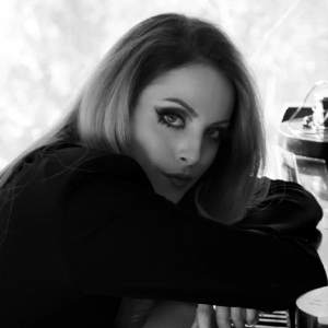 Review: Elizabeth Gillies Brings Nostalgia & Powerhouse Vocals to Café Carlyle Photo