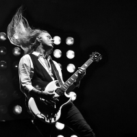Jerry Cantrell Signs To Gibson Photo