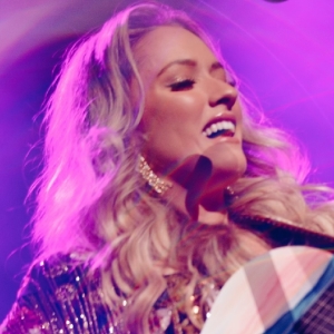 Emily Ann Roberts Lights Up First Weekend Of Blake Sheltons Tour Photo