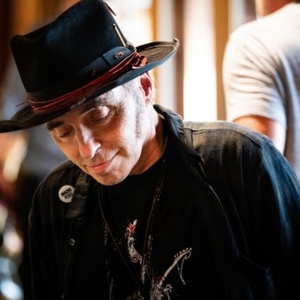 Video: Ringo Starr & Cindy Mizelle Star in Nils Lofgren's Official Video For 'Ain't…