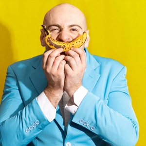 MAN SINGS THE SAME SONG OVER AND OVER AGAIN FOR AN HOUR to Make Edinburgh Fringe Debu Photo