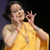 Shriram Bharatiya Kala Kendra Felicitated Dr. Sonal Mansingh With The Sumitra Charat 