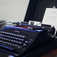 Shattered Globe Theatre Raffles Off Vintage Typewriter From Tom Hanks' Personal Colle Photo