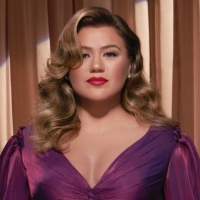 Kelly Clarkson Announces 'When Christmas Comes Around...' Holiday Album Photo