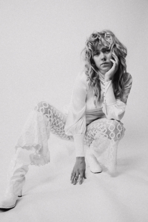 Iluka Releases Anthemic New Single FALL APART AGAIN Image