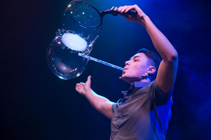 Review: GAZILLION BUBBLE SHOW Is Fun For The Whole Family Image
